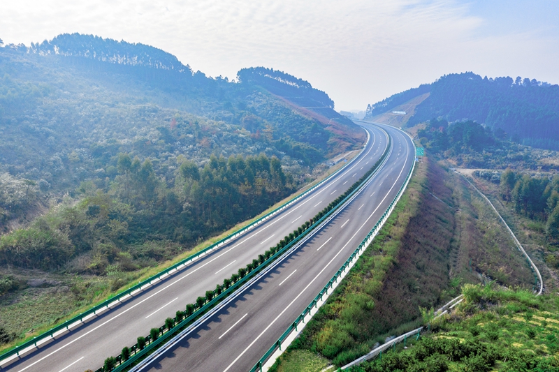 6.高速公路與群山相連，植被覆蓋率高，與原生態(tài)環(huán)境恢復(fù)有機(jī)結(jié)合.jpg