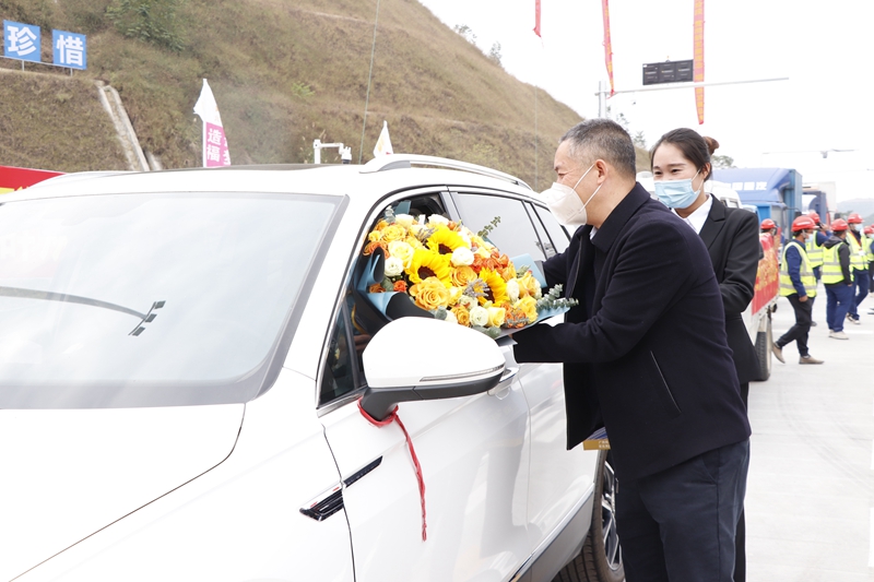 廣西新發(fā)展交通集團黨委書記、董事長陳開群為第一輛通車車輛送上鮮花.JPG